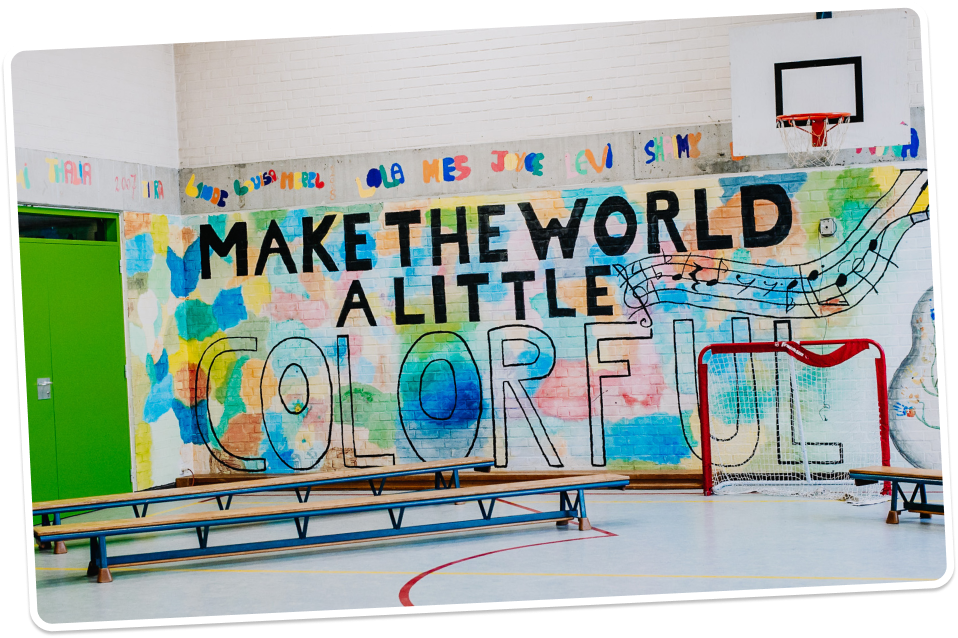 Bekleurde muur met tekst in een turnzaal