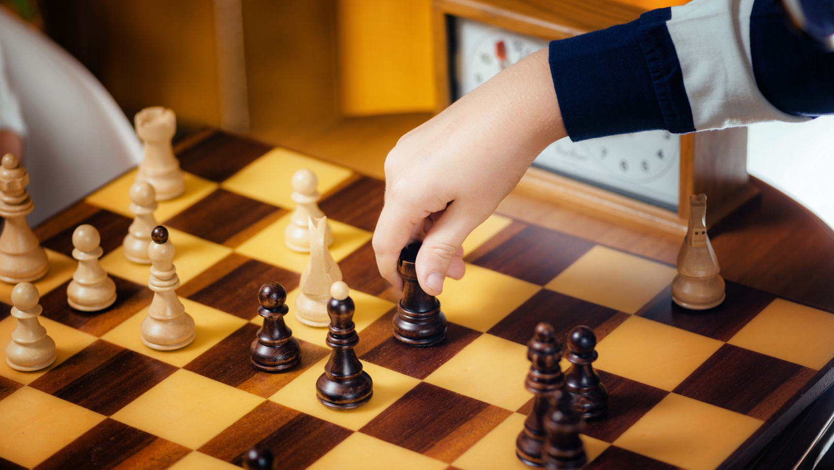 Игральные карты "шахматы". Boy playing Chess. Обман Маршала в шахматах. Chess Player.