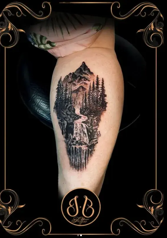 Tatouage réaliste paysage de forêt et cascade en noir et gris, réalisé par Sébastien chez Ino-Ink