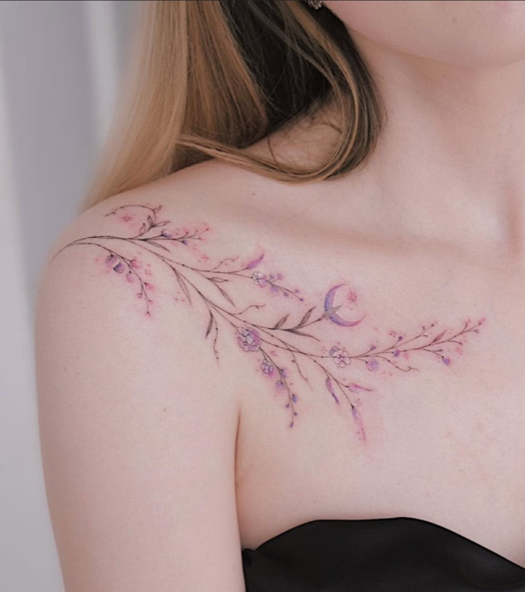 Florales Tattoo mit Mondsichel und violetten Blüten von Cathy.