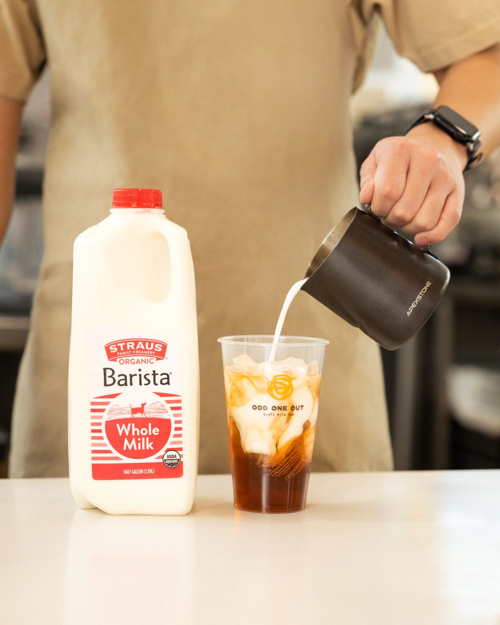 Milk tea pour