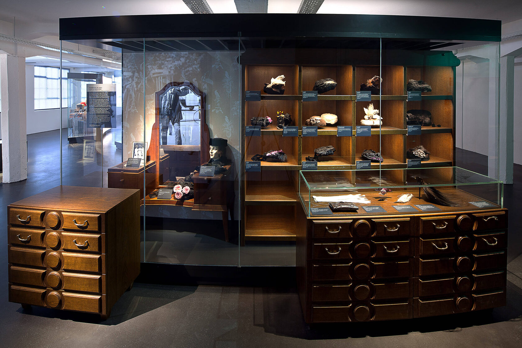 Custom Display Cases Lindenberg – Precision with Projection
