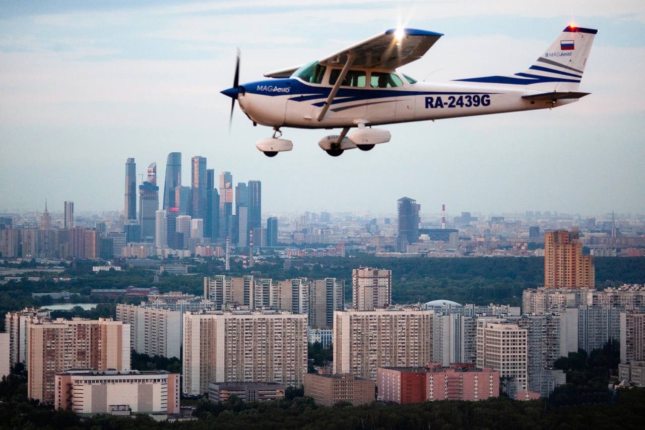 Самолет над Москвой. Полет над Москвой. Цессна над Москвой. Полет в Москву.