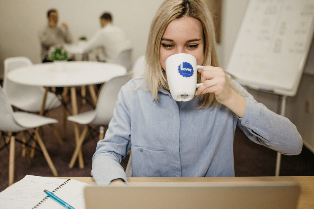 План по зачислению в чешский вуз можно реализовать 2мя способами: первый – приехать на подготовительные курсы, в период которых можно не только подтянуть язык, но решить все бюрократические вопросы, второй – поступить в выбранный университет без потери года. 