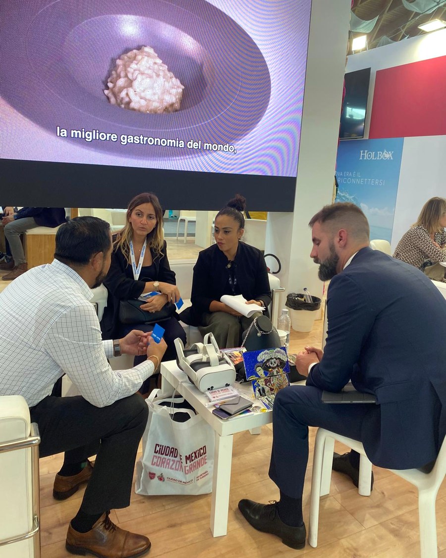 Ana Laura Ramirez in una riunione B2B allo stand di Città del Messico, in fiera