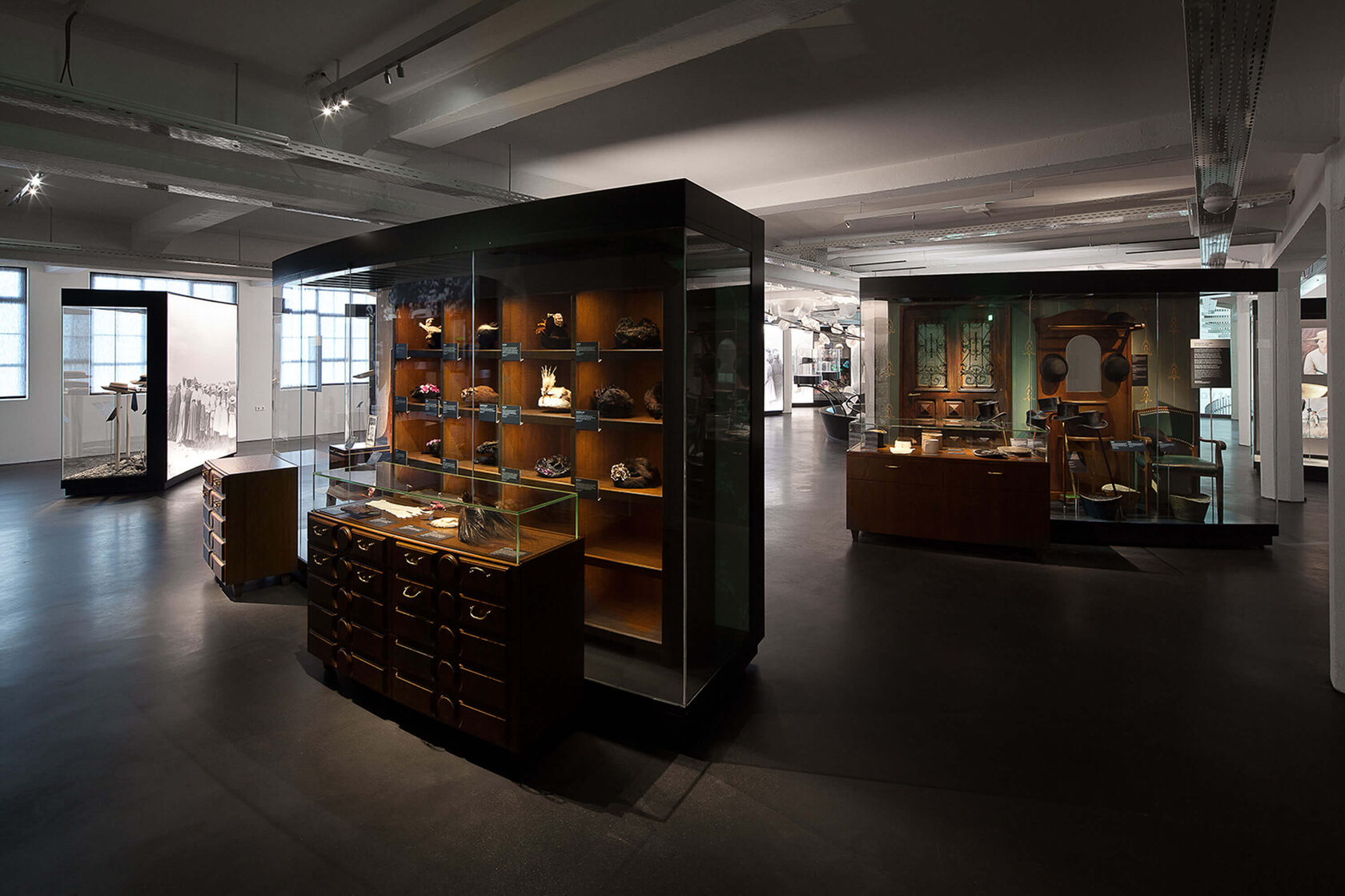 Custom Display Cases Lindenberg – Precision with Projection