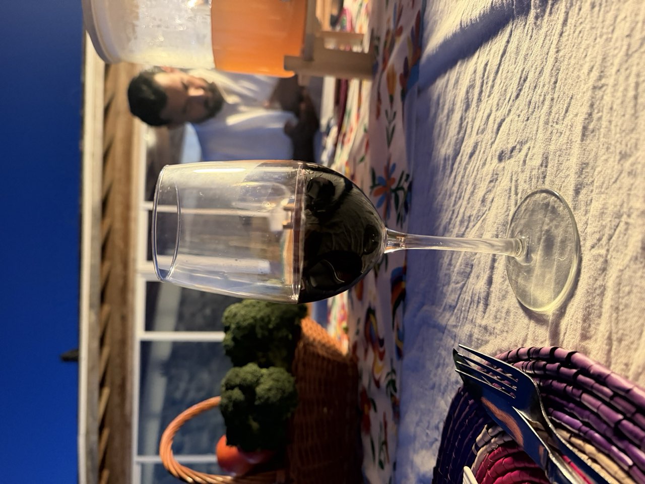 Copas de vino tinto en la mesa frente al mar