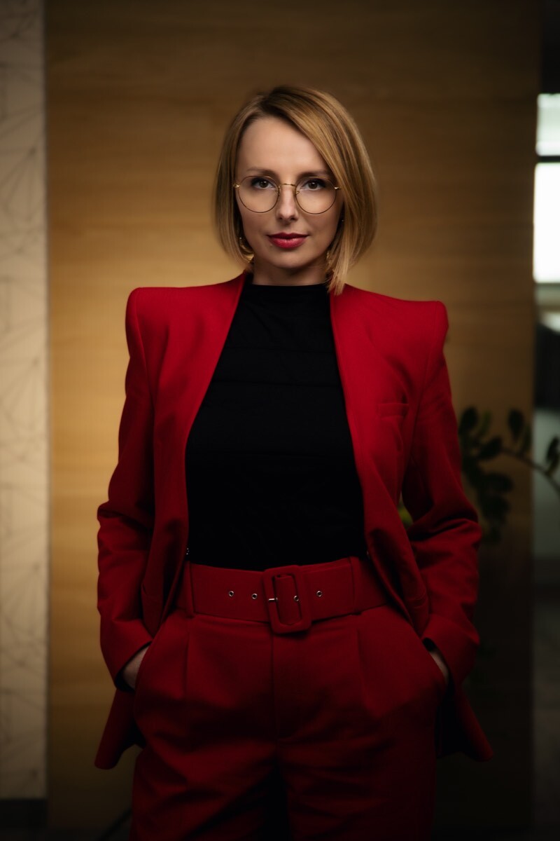 Portret wizerunkowy Agnieszki w czerwonym garniturze