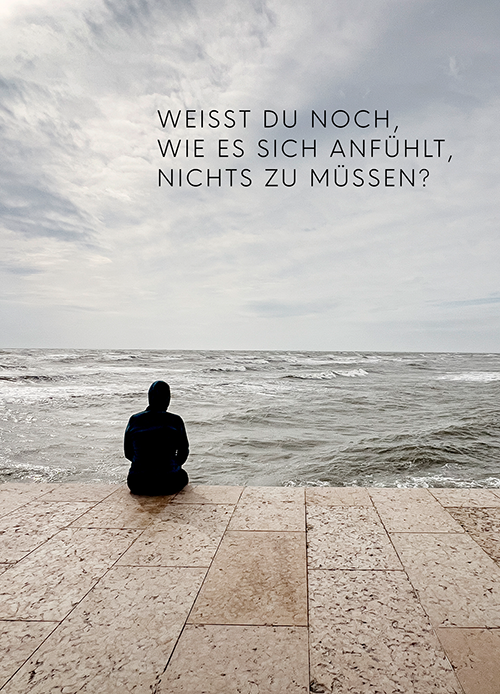 Q no A Postkarte mit sitzender Person auf einer Mole mit Blick aufs Meer – Fotokunst mit Reflexionsfrage