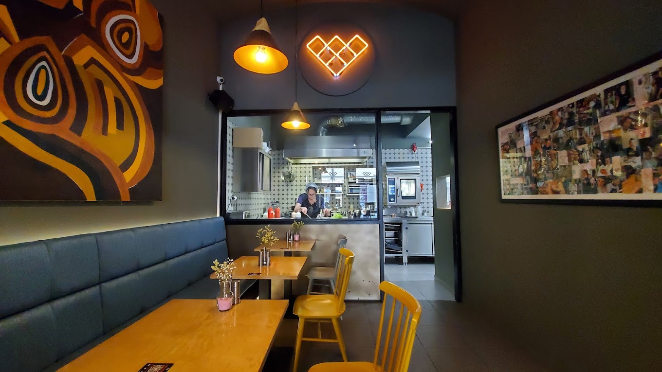 Interiér kavárny Coffee & Waffles v Praze 1