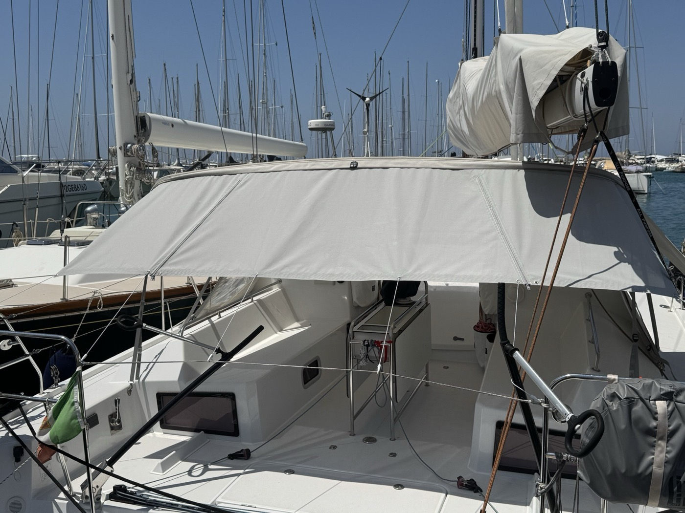 Tendalino bianco su barca a vela, vista frontale