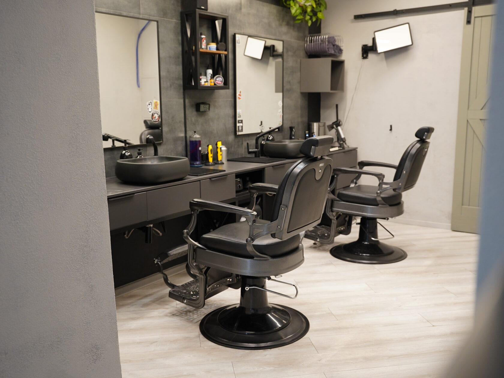 Interiér Barbershop Brute Na Slupi Praha 2