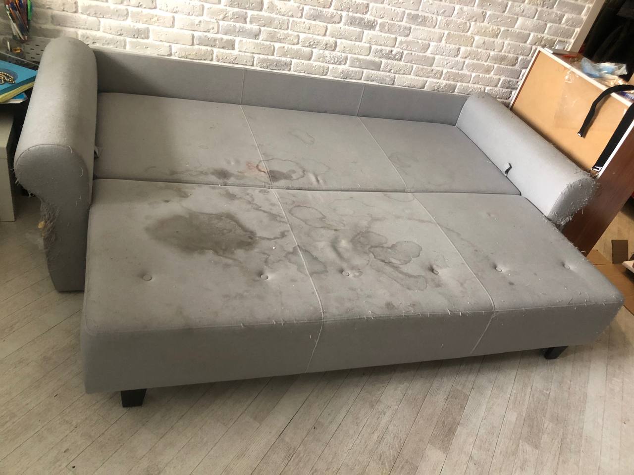 Schlafsofa – Komplettreinigung – vor der Polsterreinigung in Frankfurt