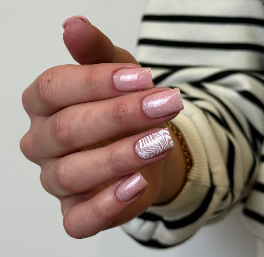 Práce absolventek kurzu manikúry Adele Nail School