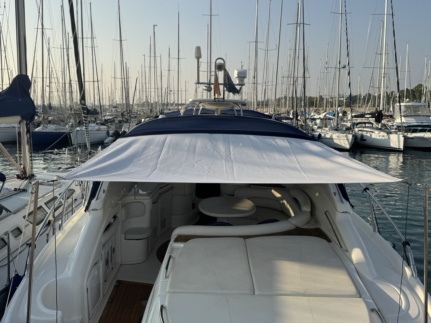 Tendalino bianco sul pozzetto di uno yacht a motore