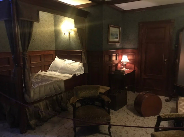 Titanic_first_class_cabin