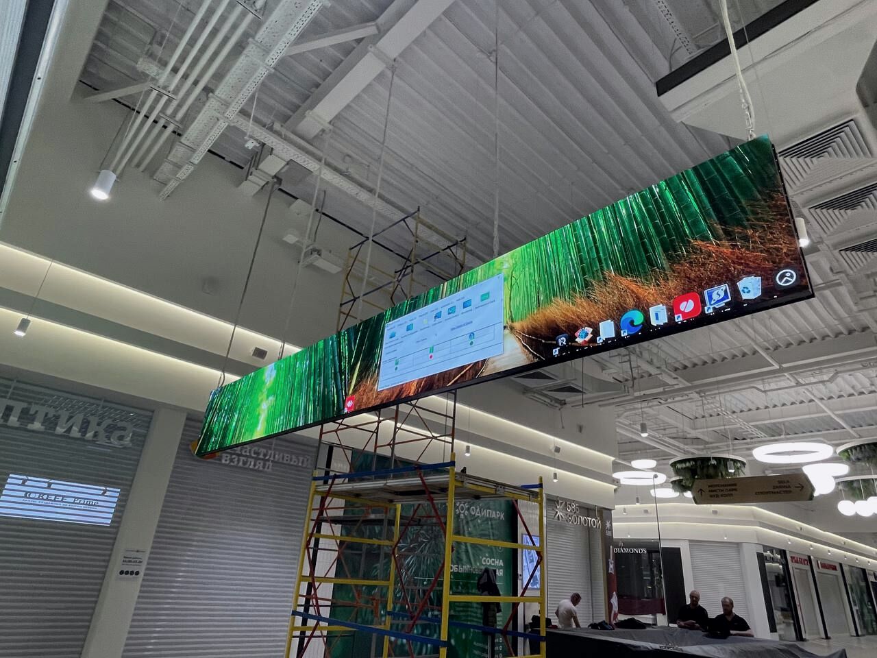 Двусторонний LED‑экран P2 в галерее ТРЦ «Одипарк»