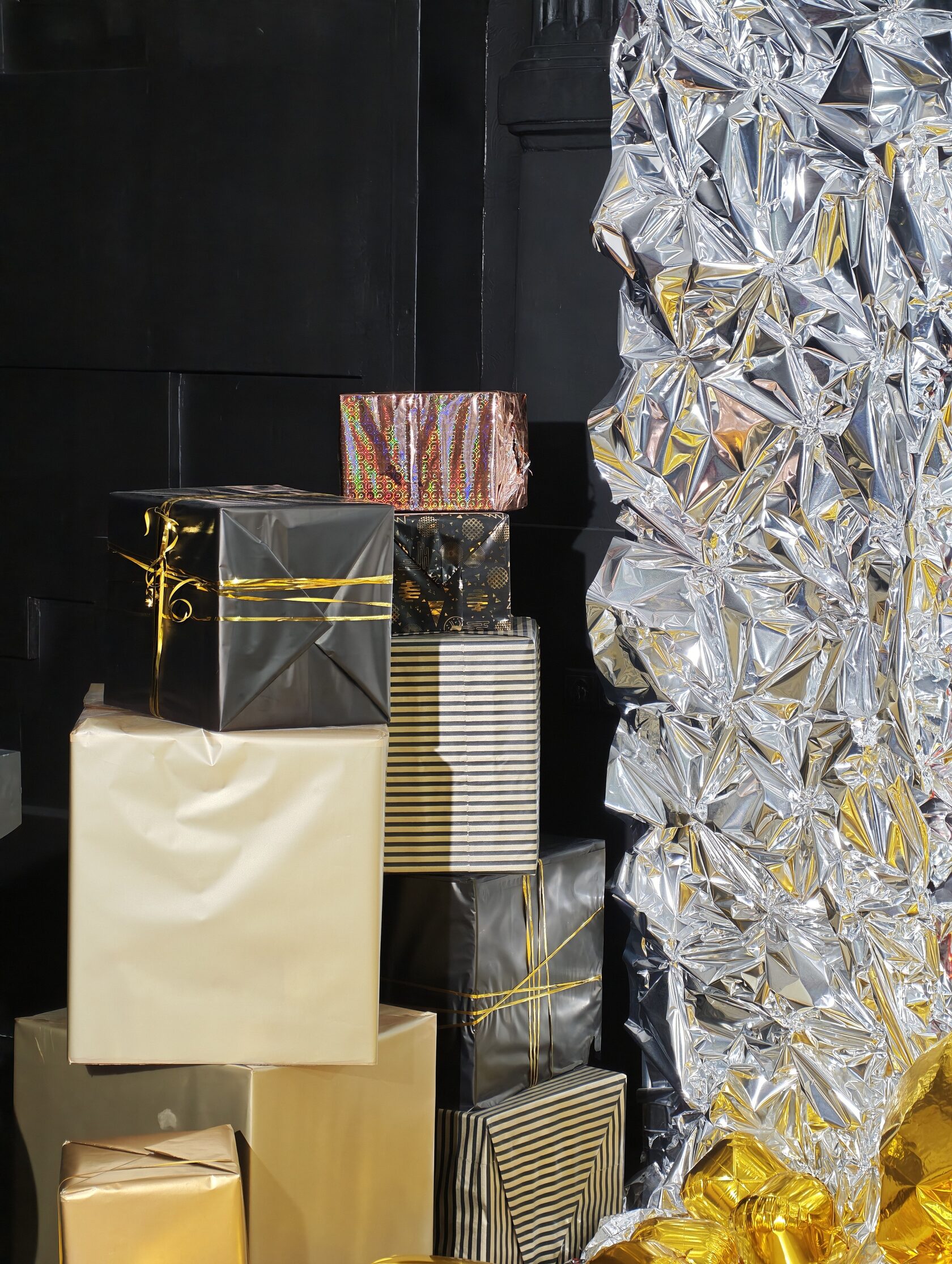 Silver Room — подарункові коробки та срібна стіна