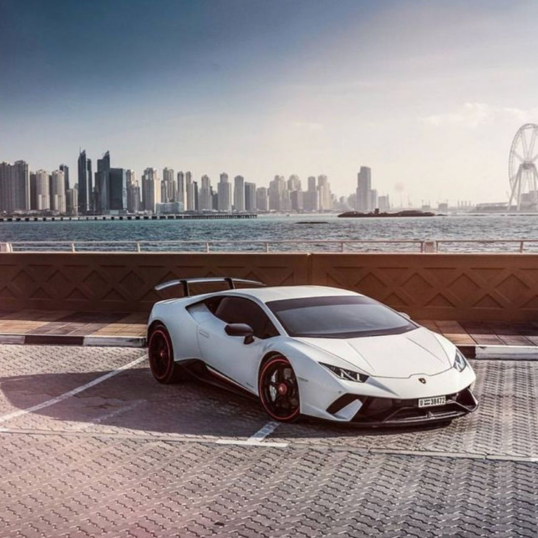 lamborghini на берегу моря Дубаи