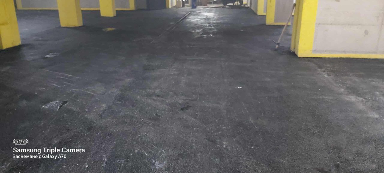 Машинно полагане и уплътняване на асфалт на паркинг в София Център