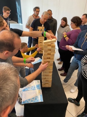 photo d'une tour en bâton de bois (Jenna), prise durant l'épreuve du Jenga géant pour l'activité olympiade organisé par level up event à l'occasion d'un séminaire à Paris
