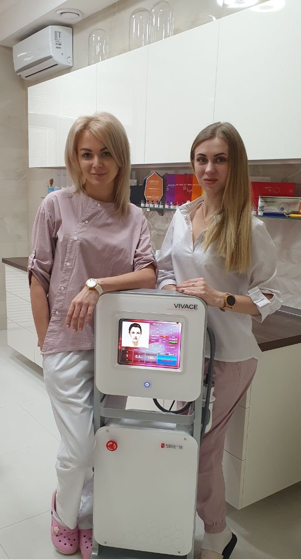 Фото двох людей у медичному одязі поруч з апаратом Vivace