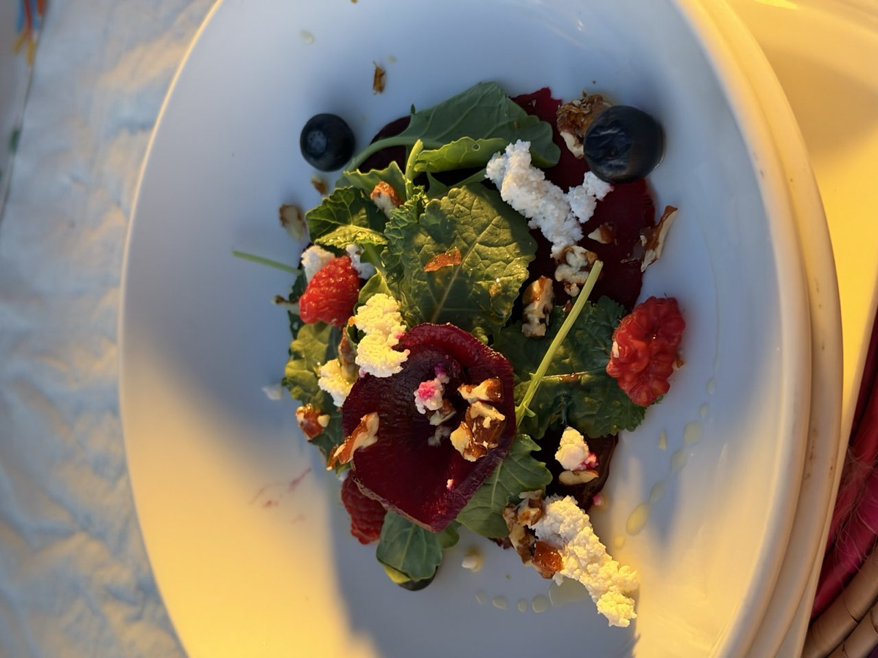 Ensalada de hojas con flores comestibles