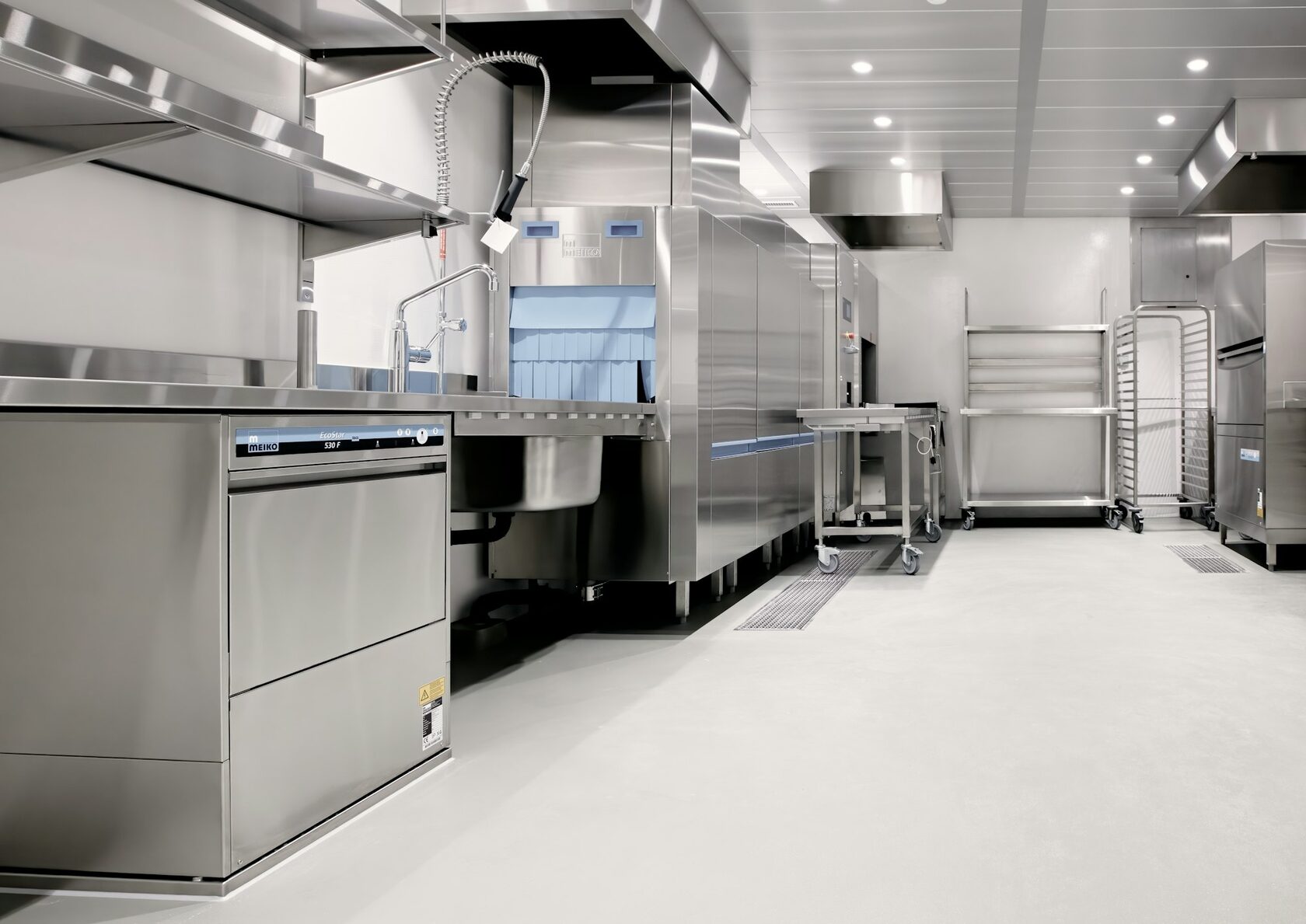Stockage alimentaire professionnel — bacs, rayonnages, chariots