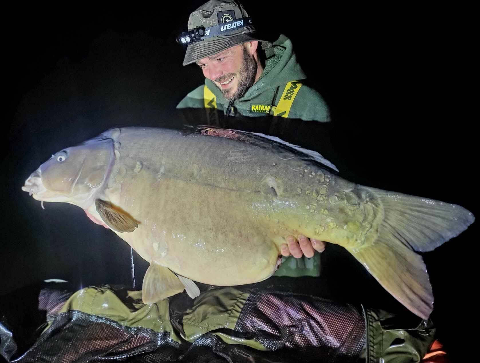 Angler using the Katran W/B 460 PRO headlamp