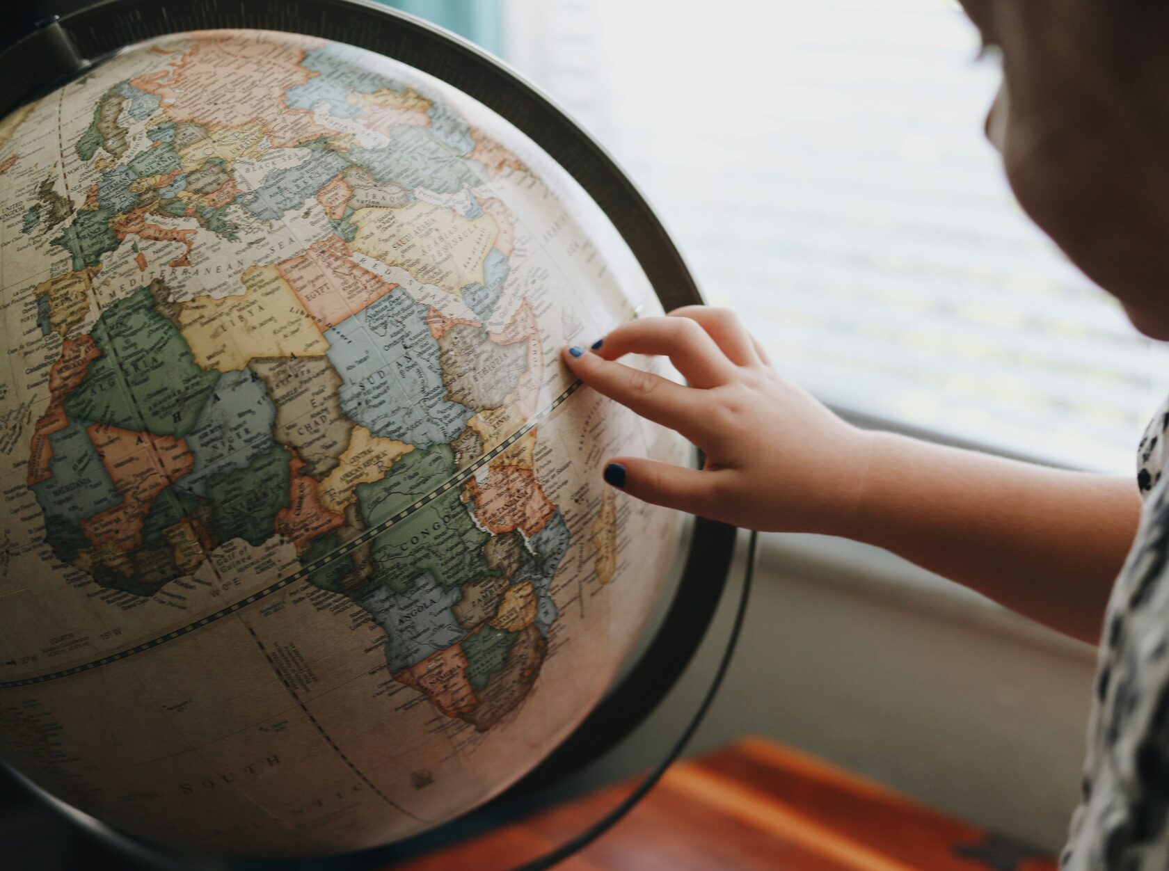 Mapa świata symbolizująca globalny zasięg AMAkids w 28 krajach