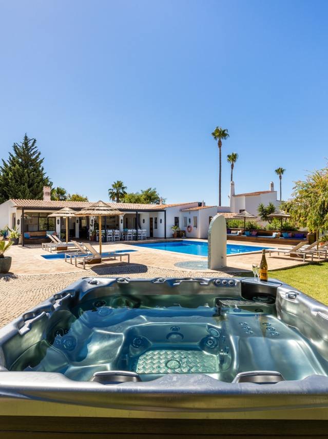 The jacuzzi with the pool behind it