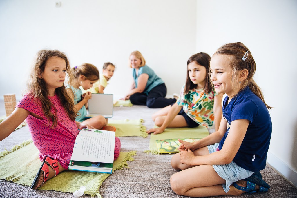 Mentorka s deťmi pri individuálnej výučbe