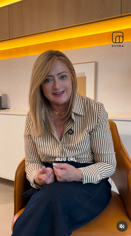 Márcia, cliente da Guima Arquitetura, em seu apartamento reformado