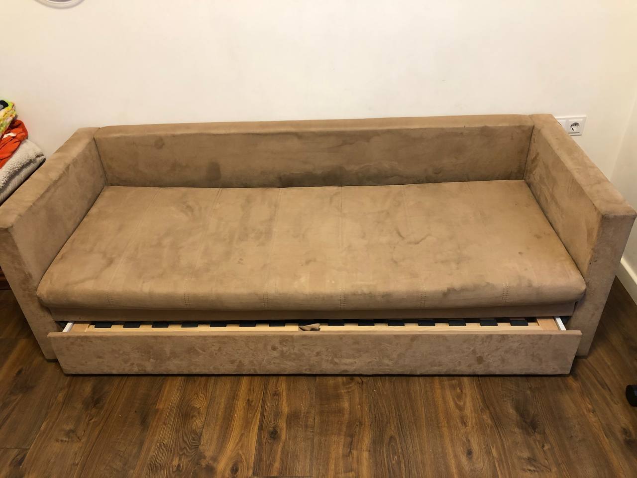 Schlafsofa – Komplettreinigung – vor der Polsterreinigung in Frankfurt