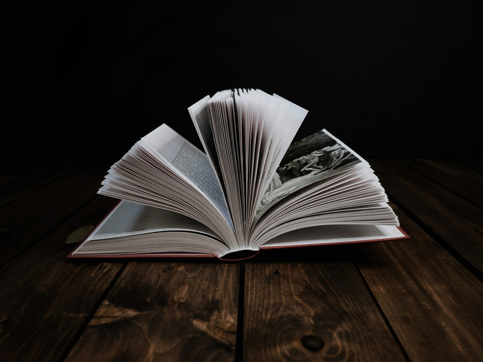 Елегантна книга на темному тлі