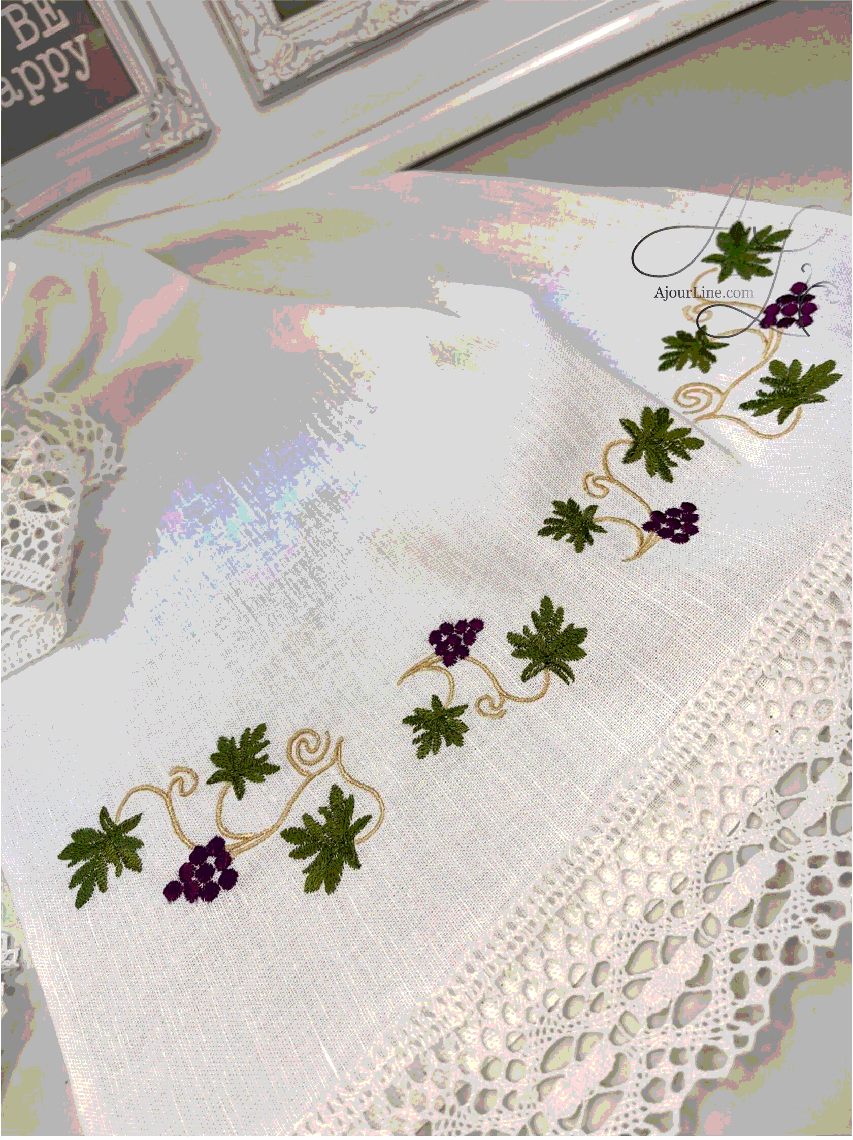 Свадебный рушник под ноги с кружевом из натуральной ткани и вышивкой. Ручная работа, изготовление на заказ в Риге, Латвия. Доставка по всему миру.