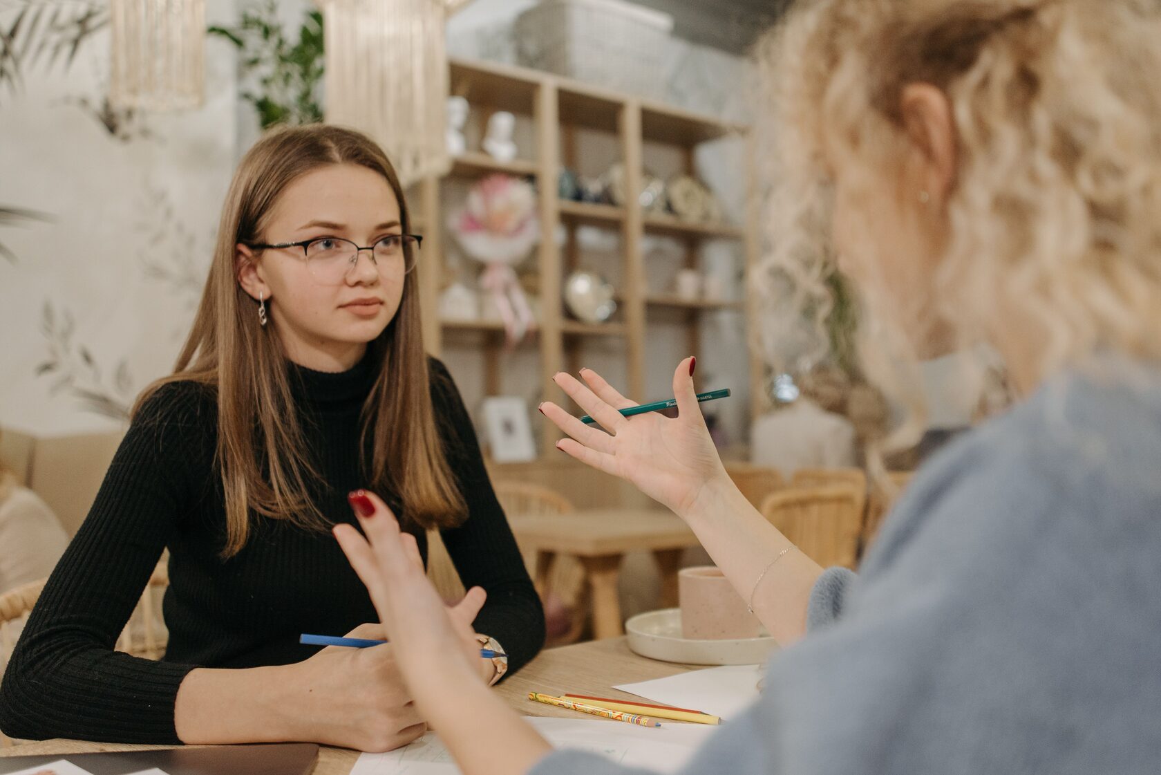 Sesión de mentoring entre personas jóvenes