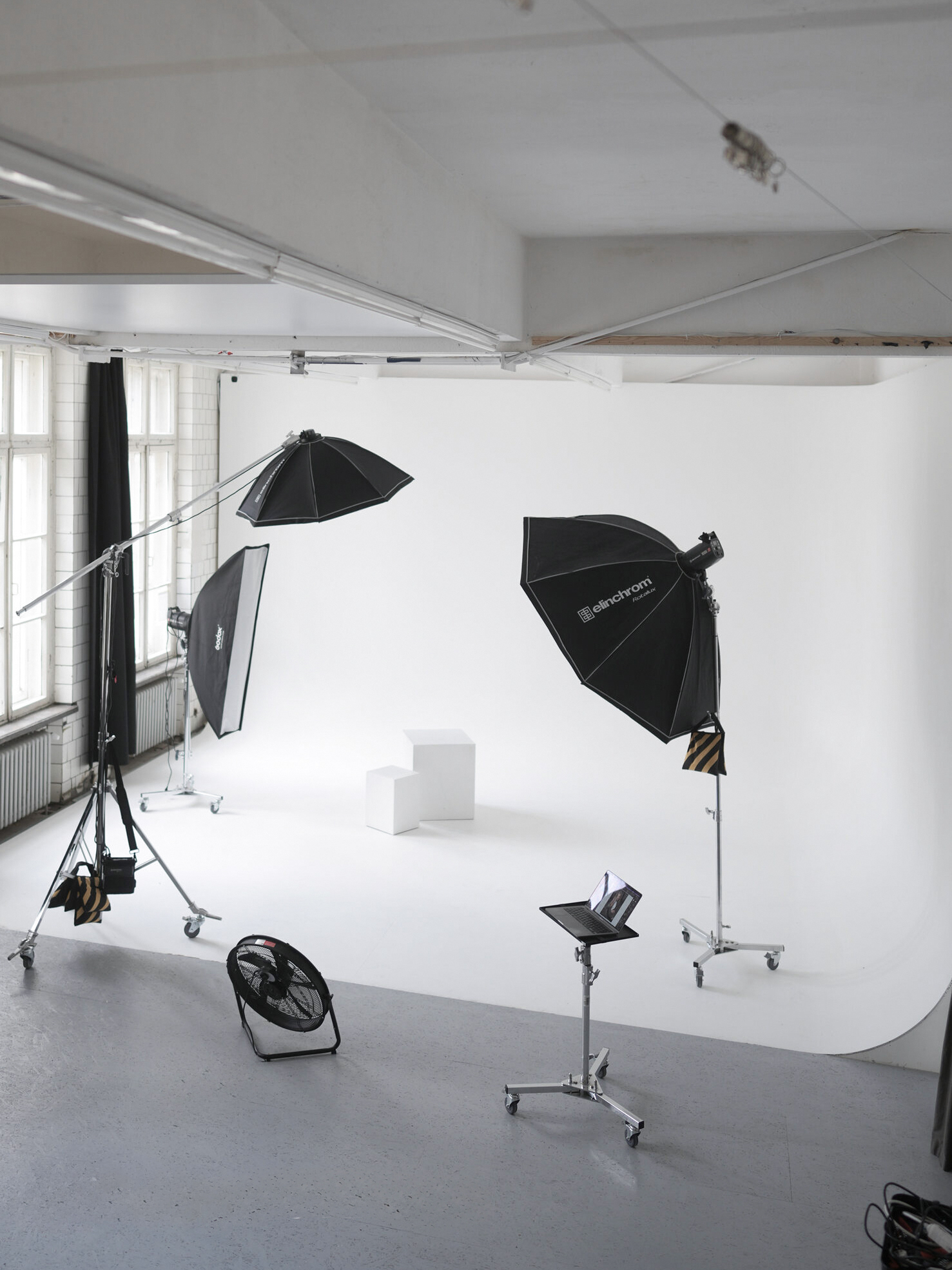 Kampinė ciklorama — fotostudijos nuoma Vilniuje