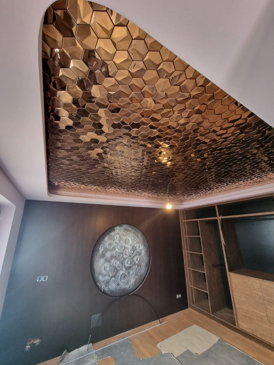 Individuelle Designdecke mit markanter Wabenstruktur