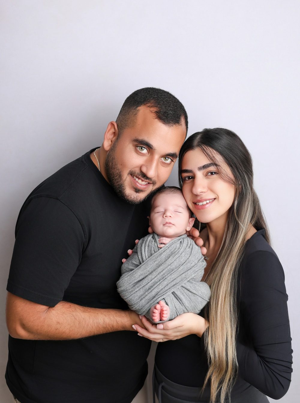 צילומי משפחה בצפון — הורים עם התינוק בסטודיו בקרית טבעון