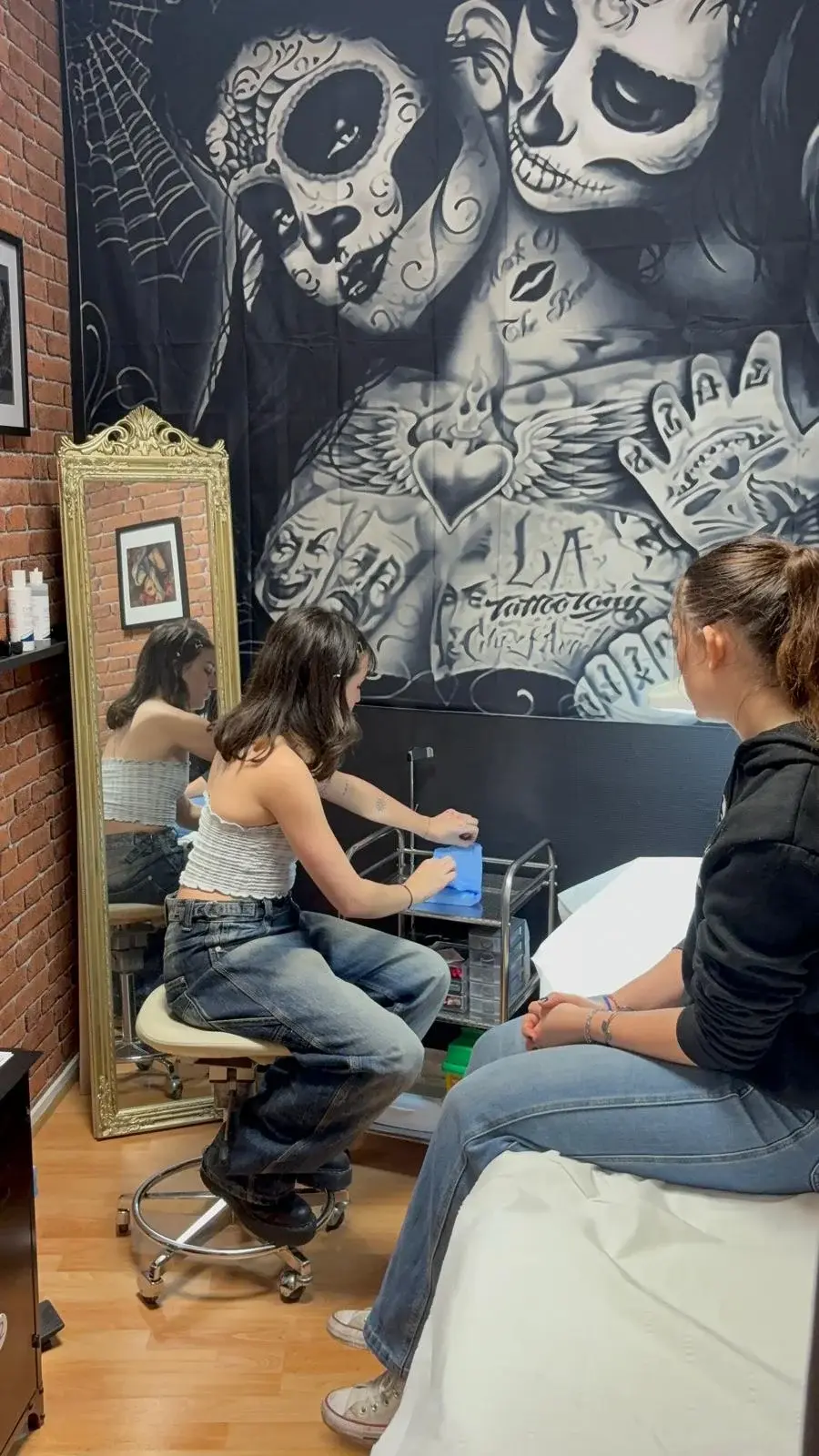 Camille, perceuse à Gometz-la-Ville, réalise un rendez-vous piercing