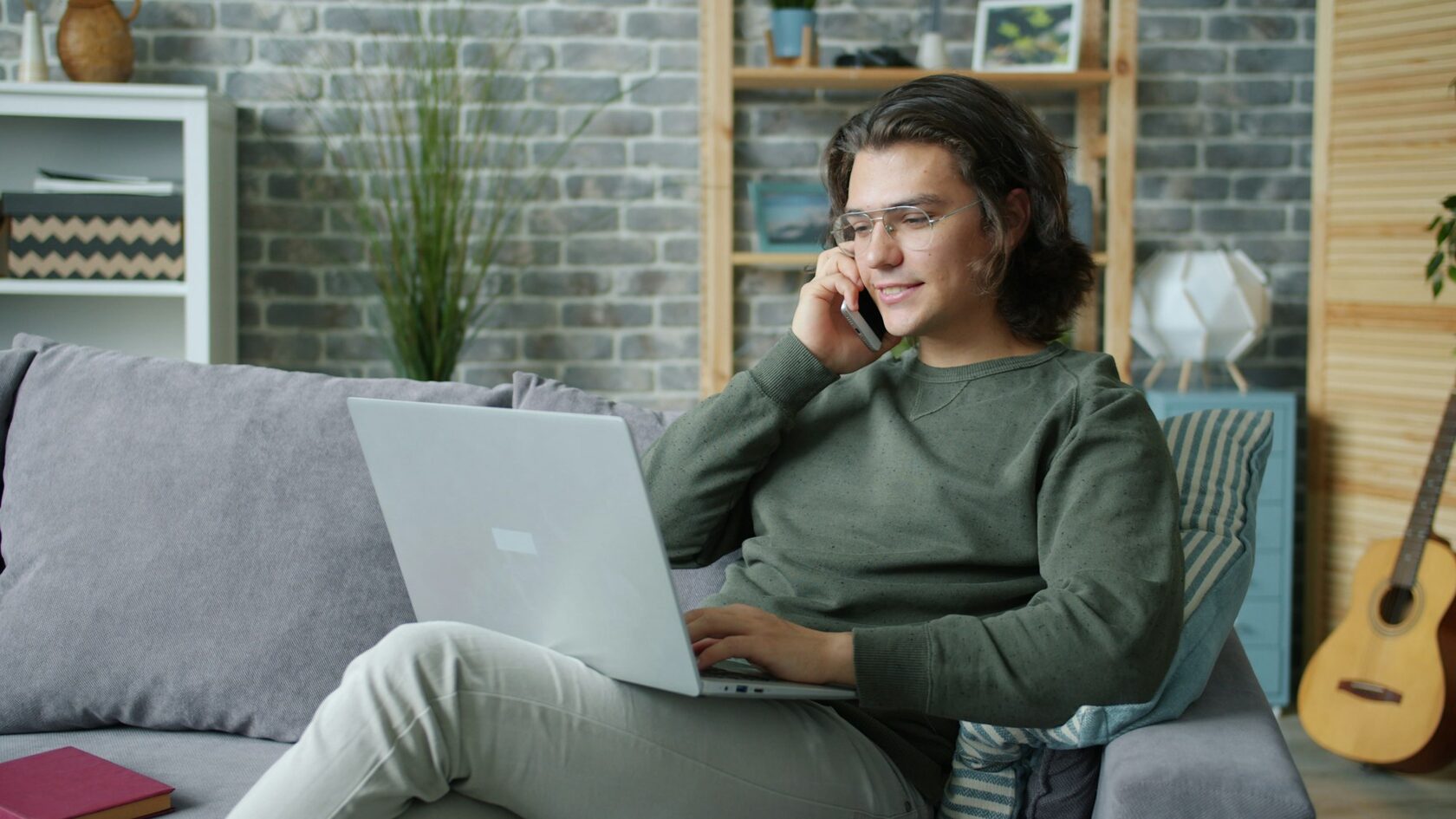 Kobieta ucząca się języka przy laptopie