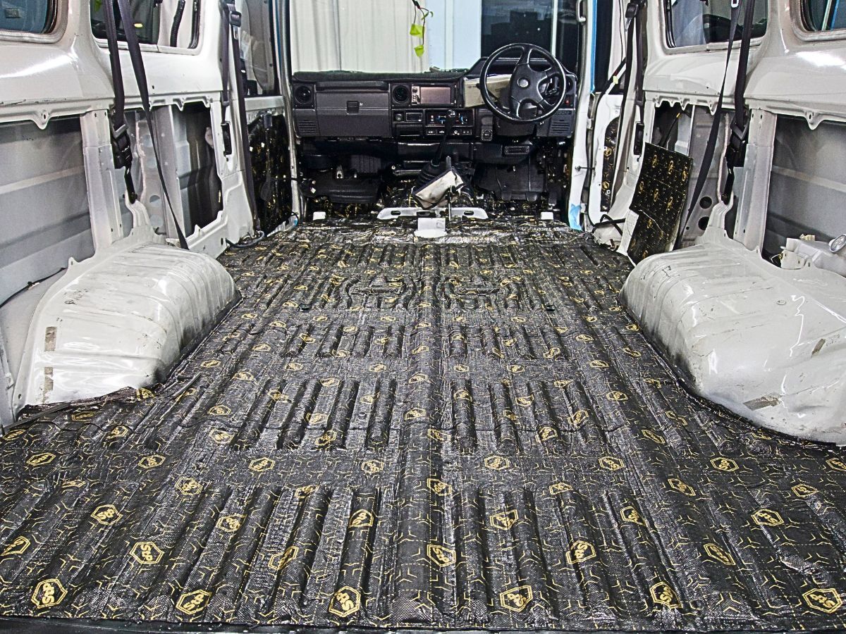 Floor vibration damping installation