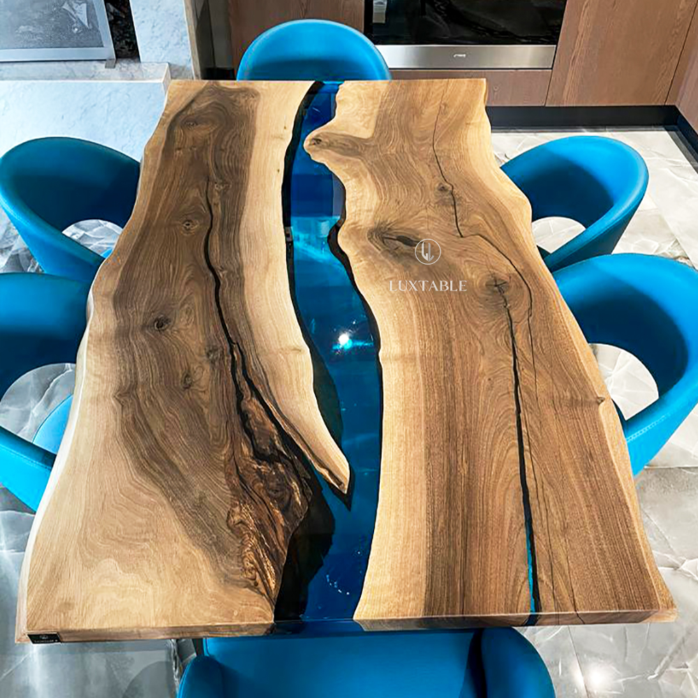 Tisch Boston aus massivem Nussbaum und brilliantblauem transparentem Harz
