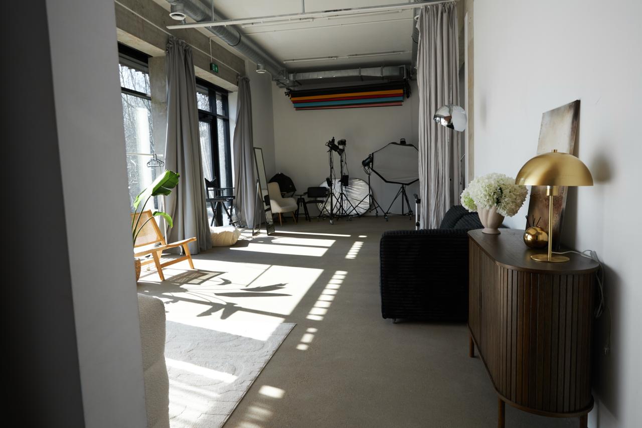 Cyklorama w KARIROOM — przestrzeń do nagrań wideo i zdjęć