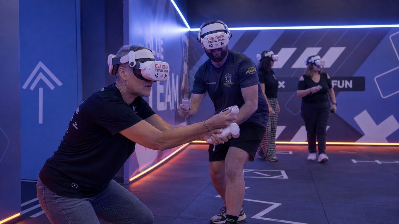 Pessoas jogando juntas na arena de realidade virtual OVA em São Paulo