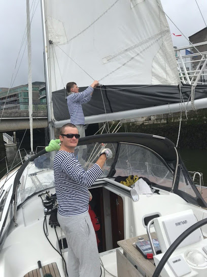 Crew_fixing_the_mainsheet