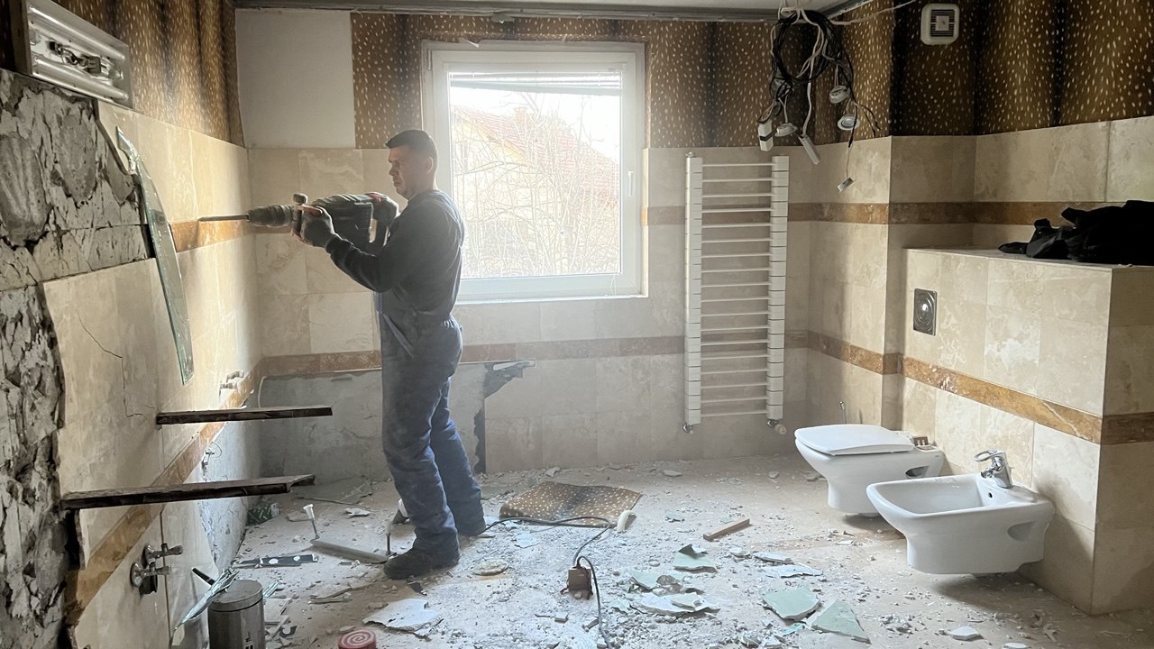 Професионално къртене на баня в София – демонтаж на плочки и санитария
