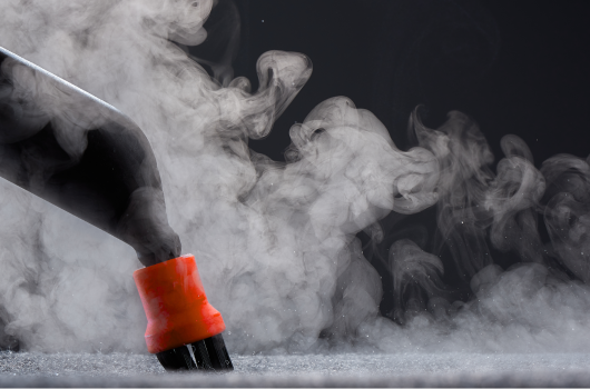 Kancelária so zamestnancami pred upratovaním