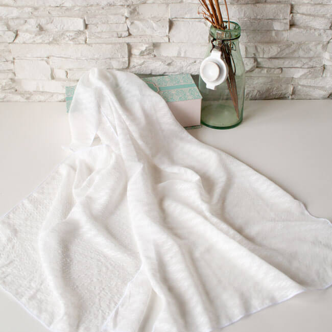 Бял дамски шал, лесен за комбинация с почти всяка дреха и подходящ подарък за жена на всяка възраст. 